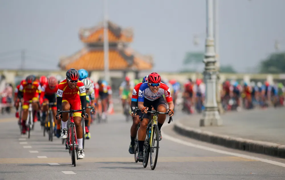 Một nhóm tay đua trẻ tăng tốc bứt tốp. ẢNH: PHẠM HUY Một nhóm tay đua trẻ tăng tốc bứt tốp. ẢNH: PHẠM HUY