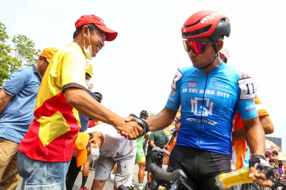 HLV Nguyễn Thượng Hải chúc mừng Lê Nguyệt Minh. ẢNH: PHẠM HUY