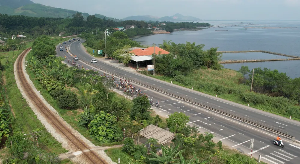 Đoàn đua đi qua phá Tam Giang trước khi vào đèo Hải Vân. ẢNH: PHẠM HUY Đoàn đua đi qua phá Tam Giang trước khi vào đèo Hải Vân. ẢNH: PHẠM HUY