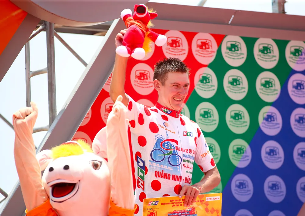 Tay đua người Nga lập cú đúp áo chấm đỏ... Tay đua người Nga lập cú đúp áo chấm đỏ...