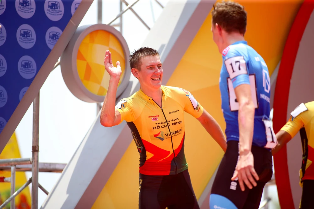 Igor Frolov ăn mừng chiến tích vời đồng hương Konstantin. ẢNH: PHẠM HUY