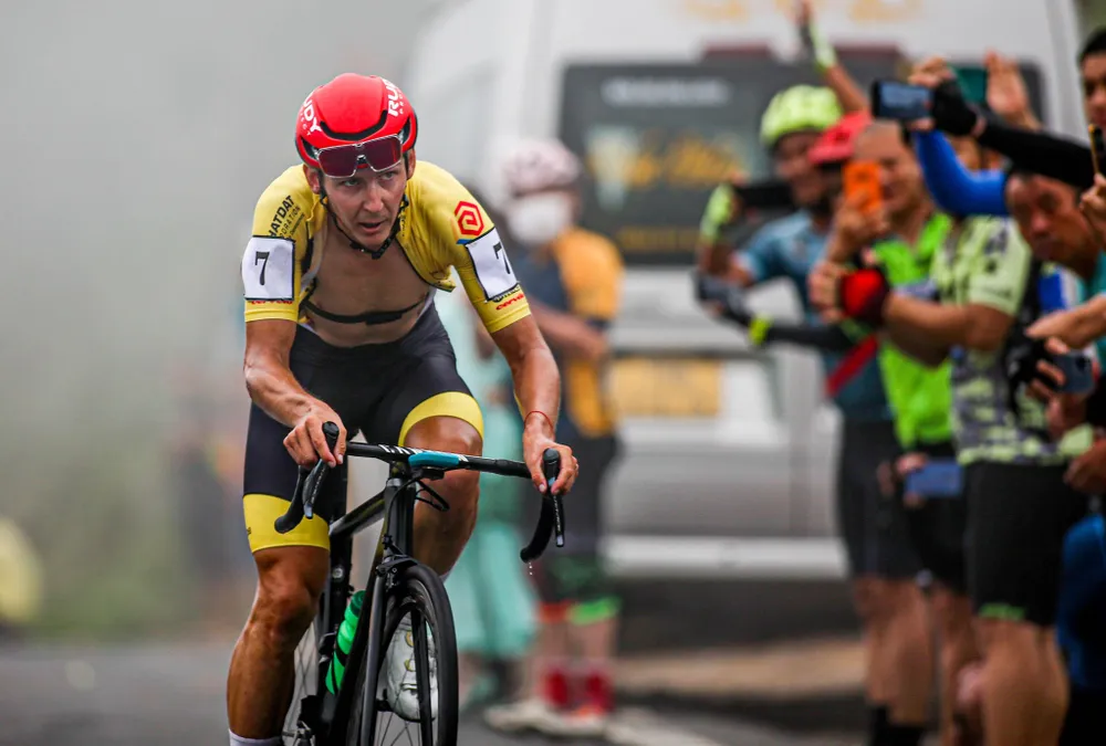 Igor Frolov về nhất trên đỉnh đèo Hải Vân giành áo chấm đỏ. ẢNH: PHẠM HUY Igor Frolov về nhất trên đỉnh đèo Hải Vân giành áo chấm đỏ. ẢNH: PHẠM HUY