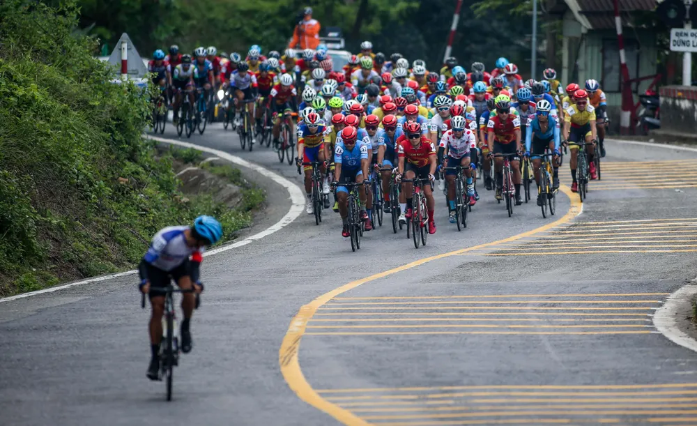 Tay đua của Vĩnh Long, Võ Thanh An bứt phá tách khỏi tốp đông. ẢNH: PHẠM HUY Tay đua của Vĩnh Long, Võ Thanh An bứt phá tách khỏi tốp đông. ẢNH: PHẠM HUY