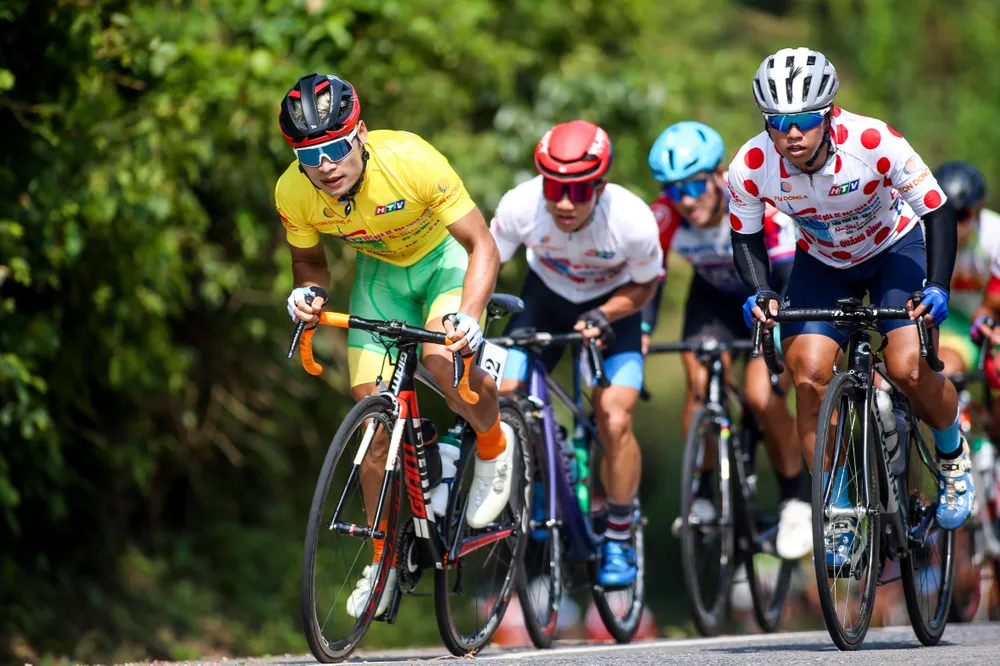 Áo vàng Quàng Văn Cường nỗ lực rượt đuổi Igor. ẢNH: PHẠM HUY Áo vàng Quàng Văn Cường nỗ lực rượt đuổi Igor. ẢNH: PHẠM HUY