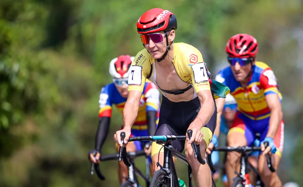 Tay đua người Nga bắt đầu tấn công trên đèo Hải Vân. ẢNH: PHẠM HUY Tay đua người Nga bắt đầu tấn công trên đèo Hải Vân. ẢNH: PHẠM HUY