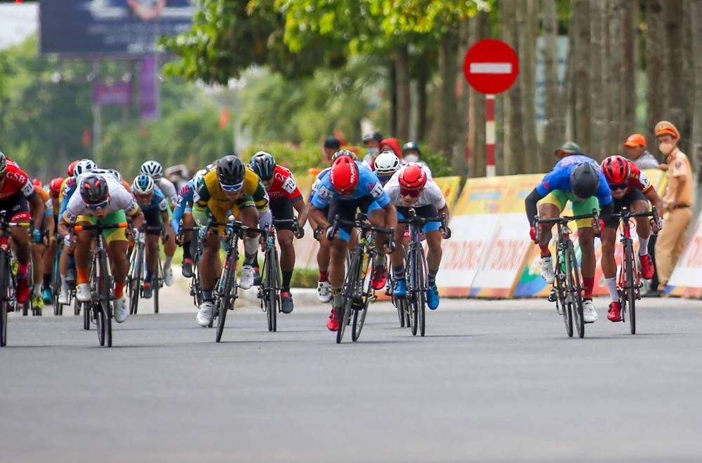 Các tay đua nước rút dũng mạnh tại mức đến Tam Kỳ. ẢNH: PHẠM HUY