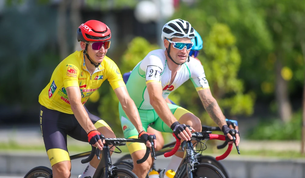 Áo vàng Igor Frolov thong dong đi với đồng hương Maikin ở cuối đoàn. ẢNH: PHẠM HUY