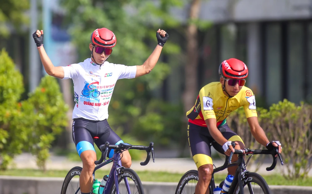 Nguyễn Văn Bình chiếm giữ áo trắng sau 13 chặng liên tục. ẢNH: PHẠM HUY