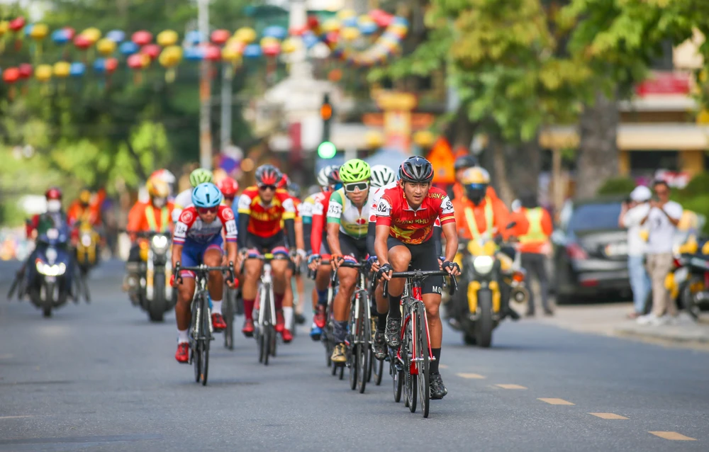 Nhóm tay đua tách toán đi tốp đầu vào phố cổ Hội An ẢNH: PHẠM HUY