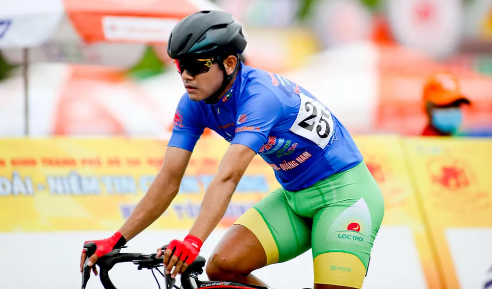 Tấn Hoài buồn bã do để mất ngôi đầu giải áo xanh. ẢNH: PHẠM HUY