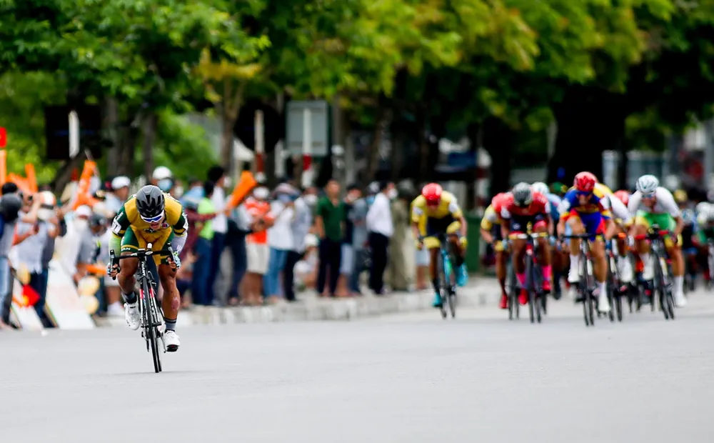 ...đưa Tuấn Kiệt vào vị trí tung nước rút tốt nhất. ẢNH: PHẠM HUY