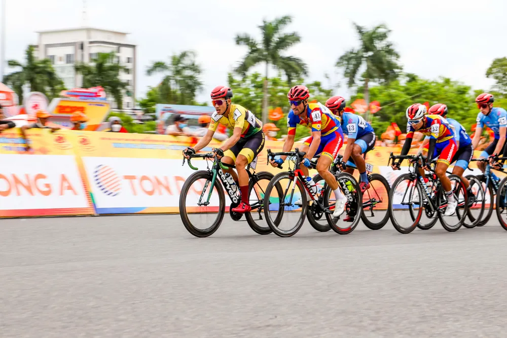 Chuyên gia tạo tốc độ Loic Desriac (41) làm &quot;nước lớn&quot;... ẢNH: PHẠM HUY