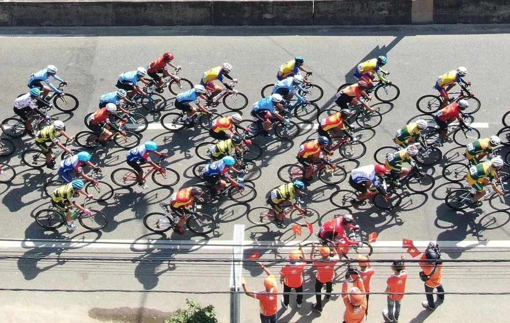 Đoàn đua rời TP Tam Kỳ hướng về Quảng Ngãi. ẢNH: PHẠM HUY