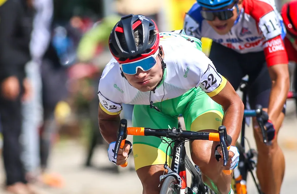 Quàng Văn Cường nỗ lực bứt phá ở đầu chặng. ẢNH: PHẠM HUY