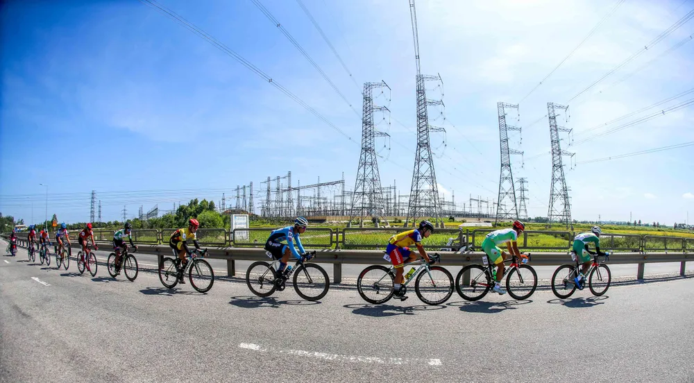 10 tay đua tốp đầu có lúc bỏ xa nhóm áo vàng gần 2 phút. ẢNH: PHẠM HUY