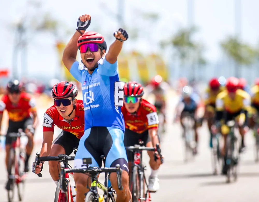 Tay đua từng ba lần giành áo xanh chung cuộc Lê Nguyệt Minh ăn mừng chiến thắng. ẢNH: PHẠM HUY