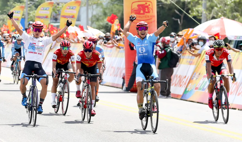 Áo trắng Nguyễn Văn Bình và Nguyệt Minh mừng công tại TP Quảng Ngãi. ẢNH: PHẠM HUY