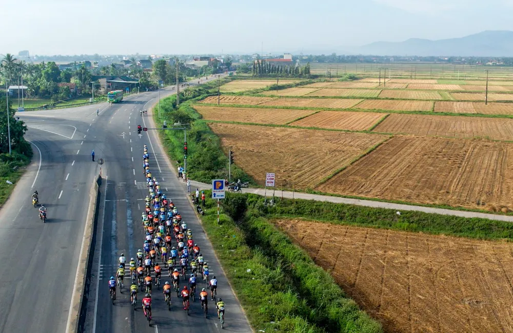 Đoàn đua chia tay TP Quảng Ngãi. ẢNH: PHẠM HUY