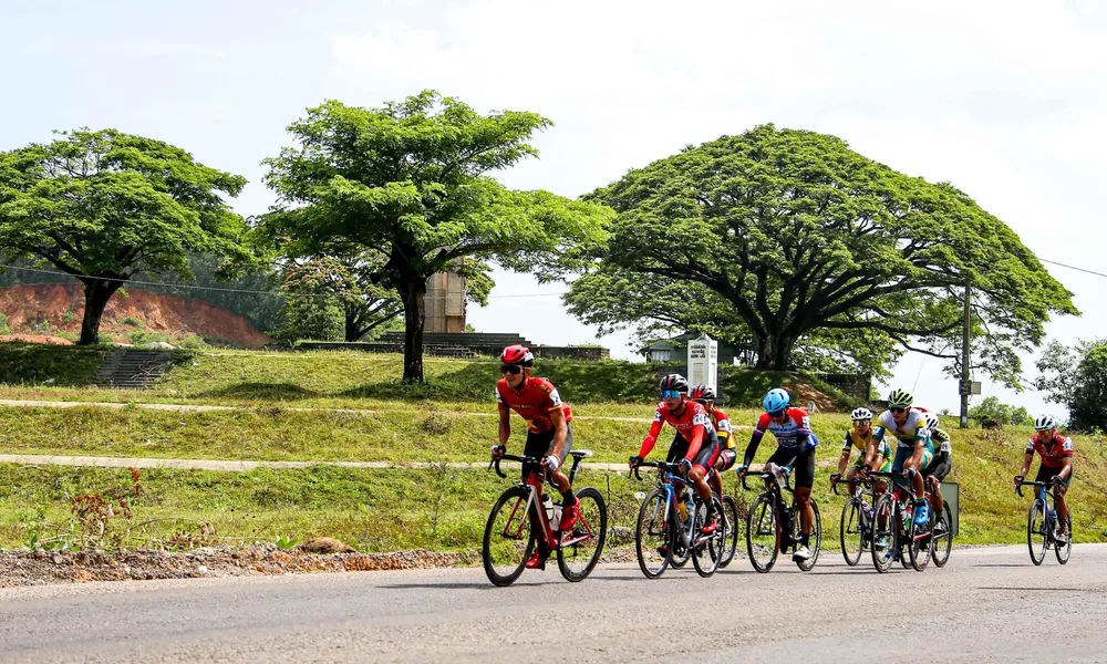 Tám tay đua nhóm đầu qua đèo Nhông. ẢNH: PHẠM HUY