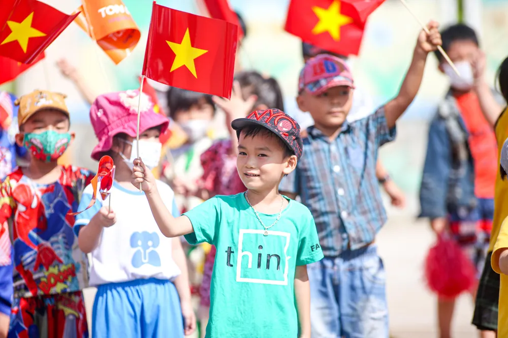 Các cháu thiếu nhi háo hức chào đón các tay đua. ẢNH: PHẠM HUY