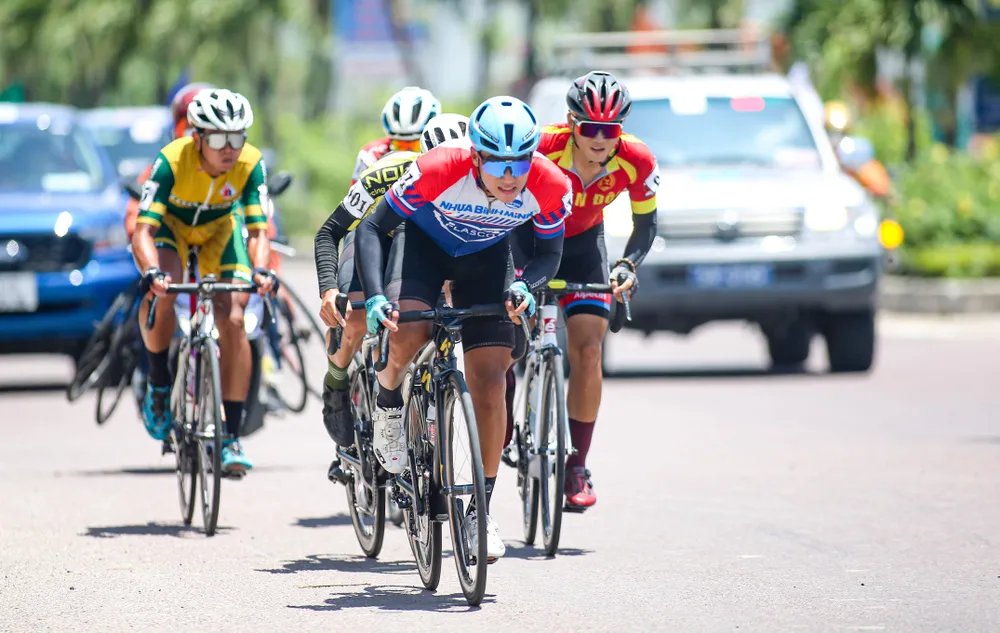 Một nhóm các tay đua tách đi tốp đầu. ẢNH: PHẠM HUY