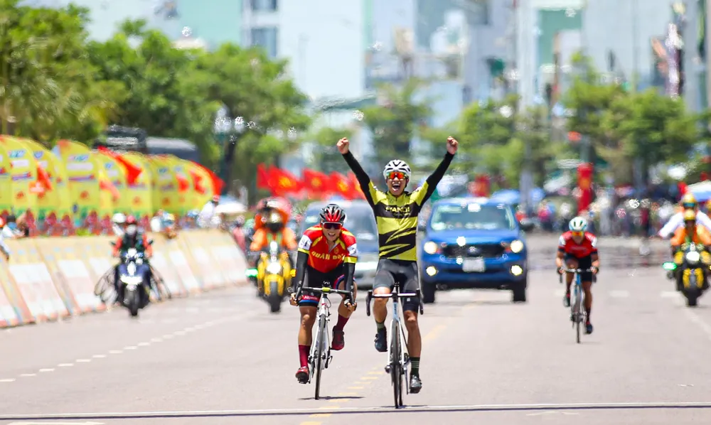 Lường Văn Sinh lần đầu tiên giành chiến thắng chặng Cúp Truyền Hình. ẢNH: PHẠM HUY