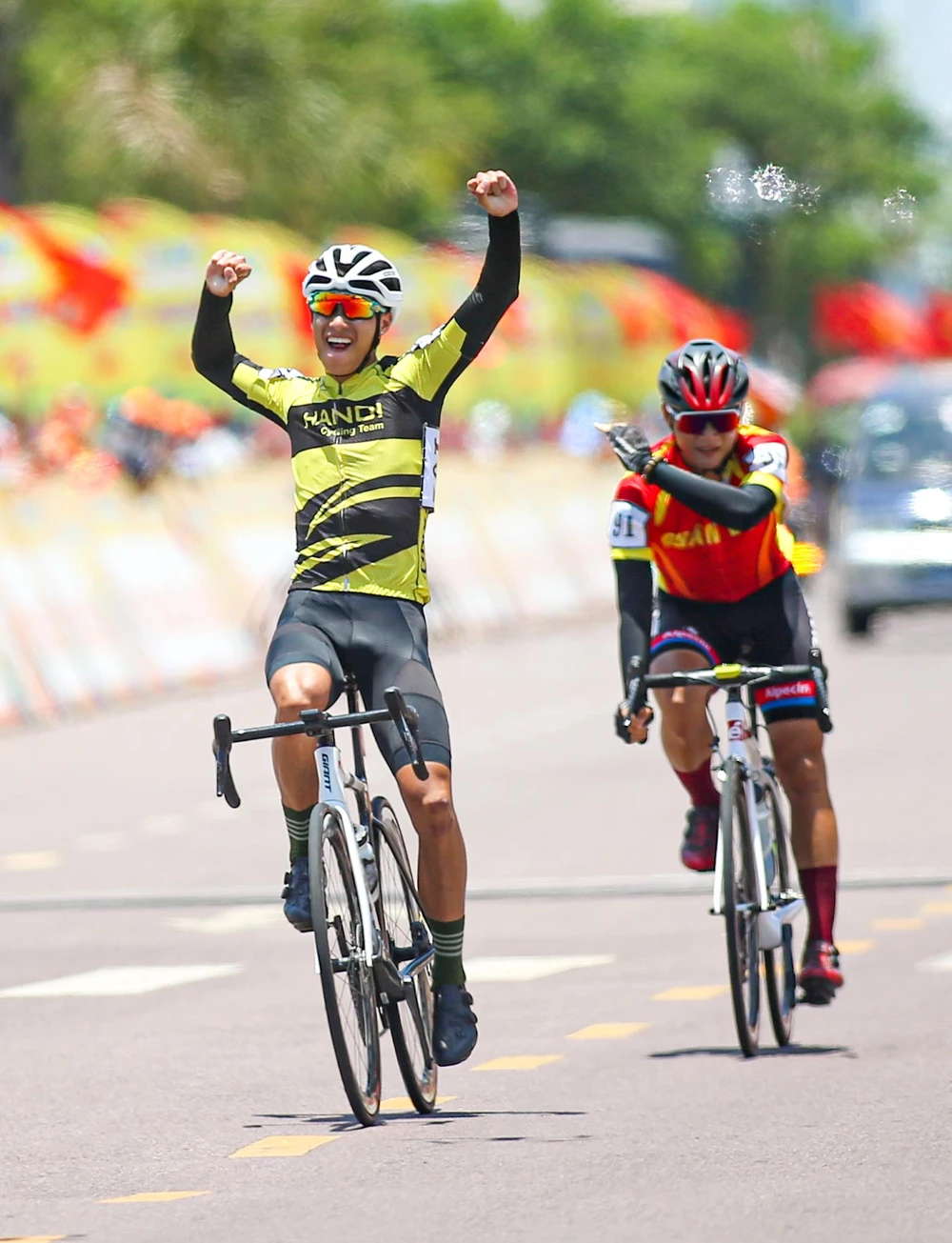 Lường Văn Sinh chiến thắng chặng 16. ẢNH; PHẠM HUY