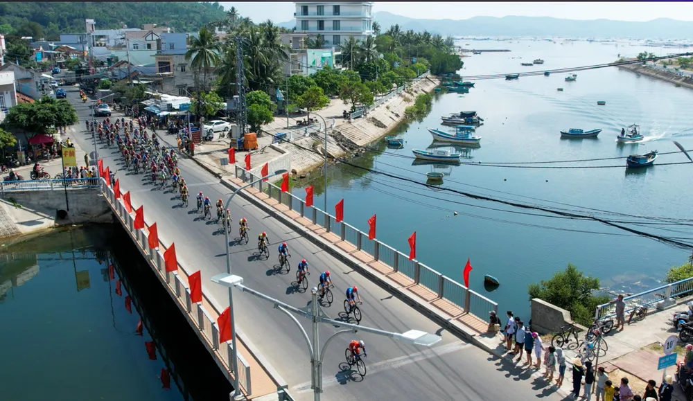 Đoàn đua đi qua địa phận Sông Cầu.