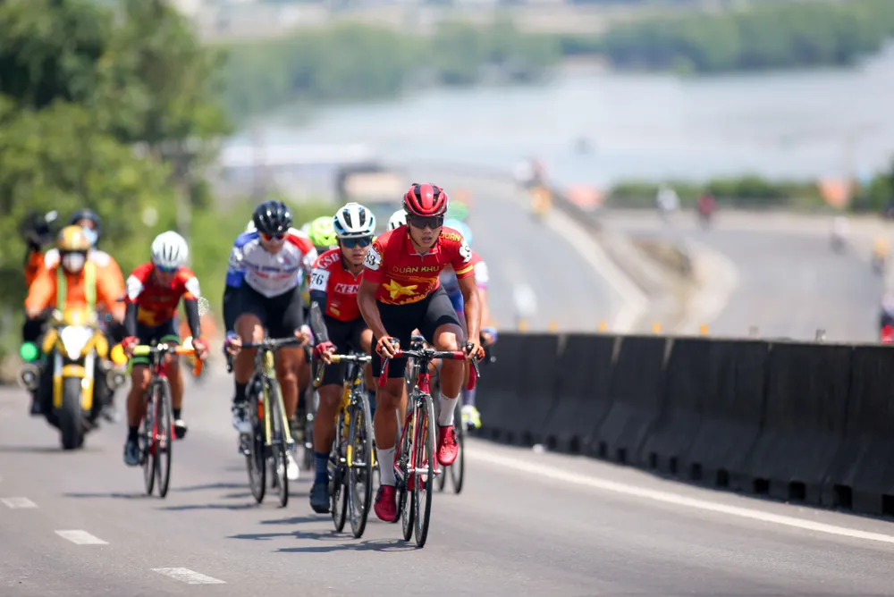 Sau đích đèo Cả, nhóm 11 tay đua tách tốp lên dẫn đầu.