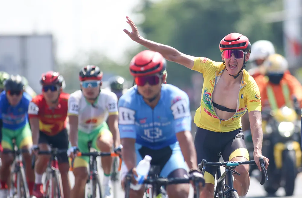 Áo vàng Igor Frolov vẫy chào người hâm mộ trên đường đua.