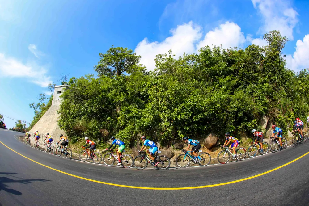 Đoàn đua tranh tài chặng 18.