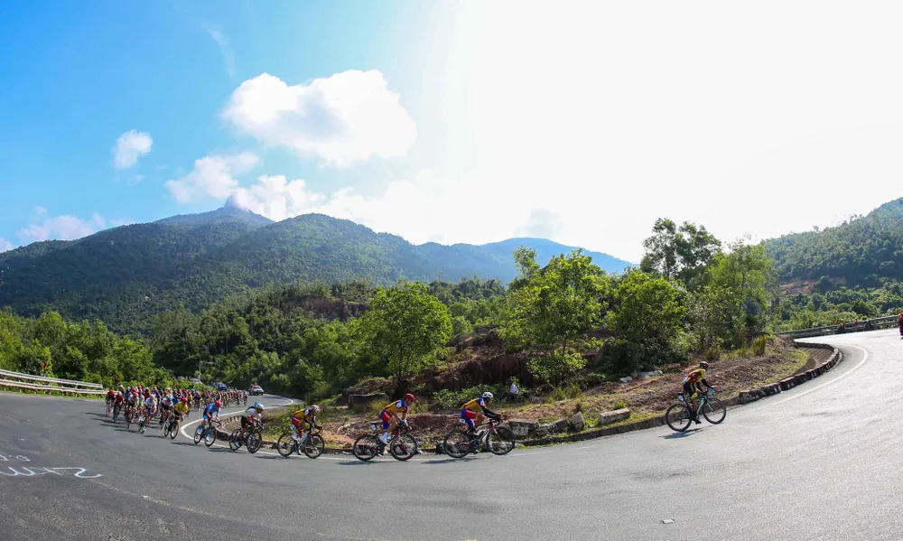 Các tay đua tăng tốc trên đèo Cả.