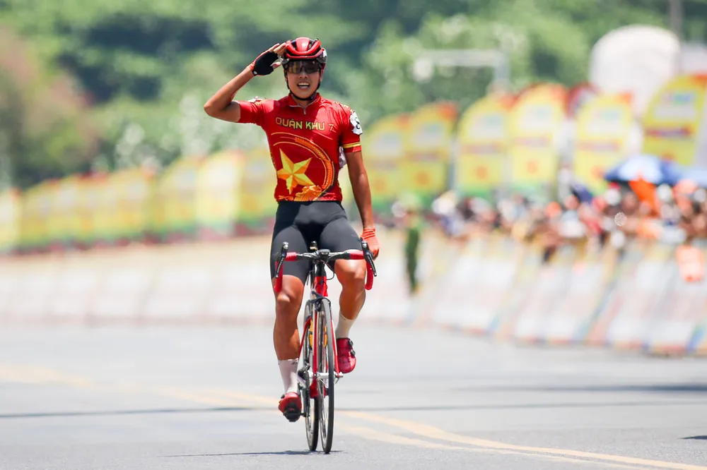 Chiến thắng chặng 18 gọi tên tay đua Quân khu 7. ẢNH: PHẠM HUY