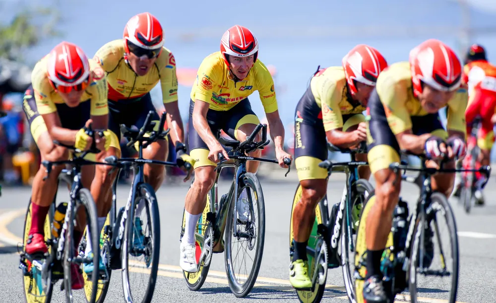 Áo vàng sau 19 chặng vẫn thuộc về tay đua Igor Frolov. ẢNH: PHẠM HUY