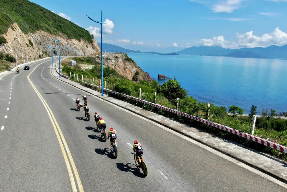 Các tay đua tranh tài 2 vòng, dọc cung đường biển tại TP Nha Trang.