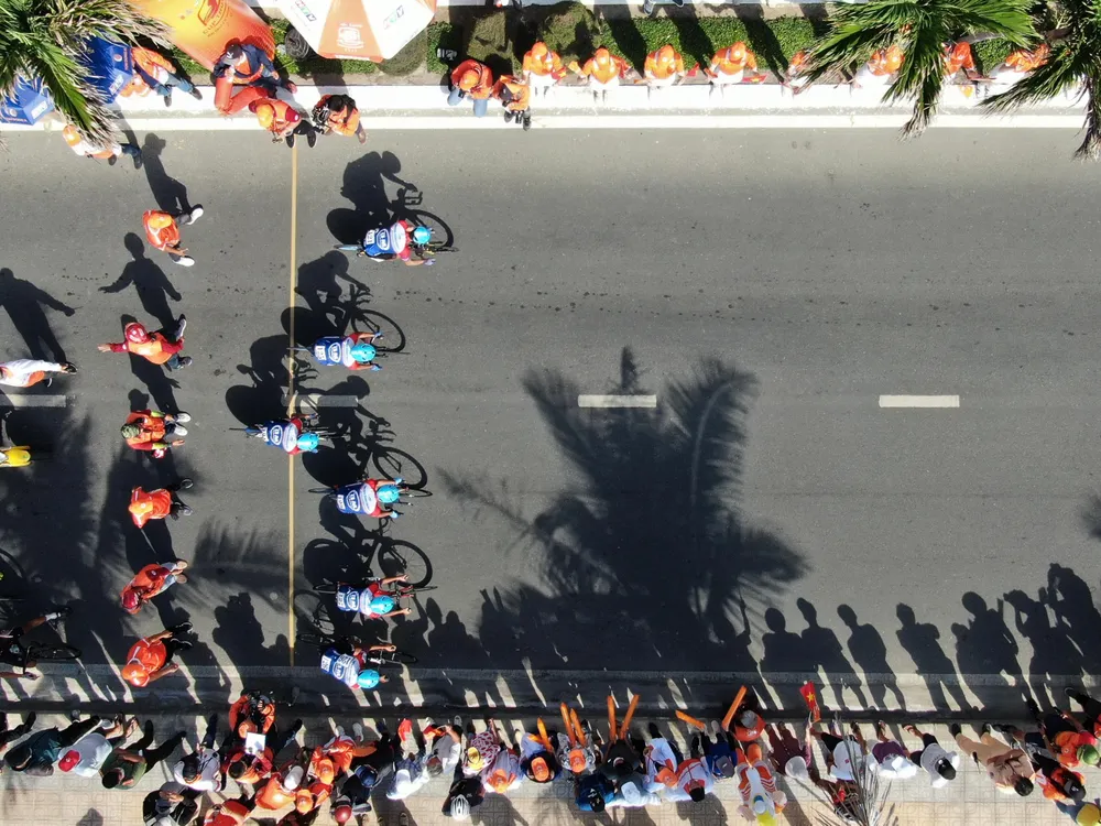 Mỗi đội xuất phát cách nhau 1 phút ở nội dung đua đồng đội tính giờ.