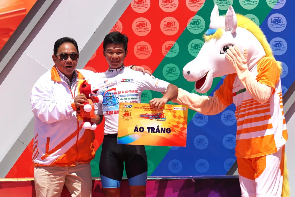 Tay đua Nguyễn Văn Bình giữ vững giải thưởng áo trắng sau 19 chặng. ẢNH: PHẠM HUY