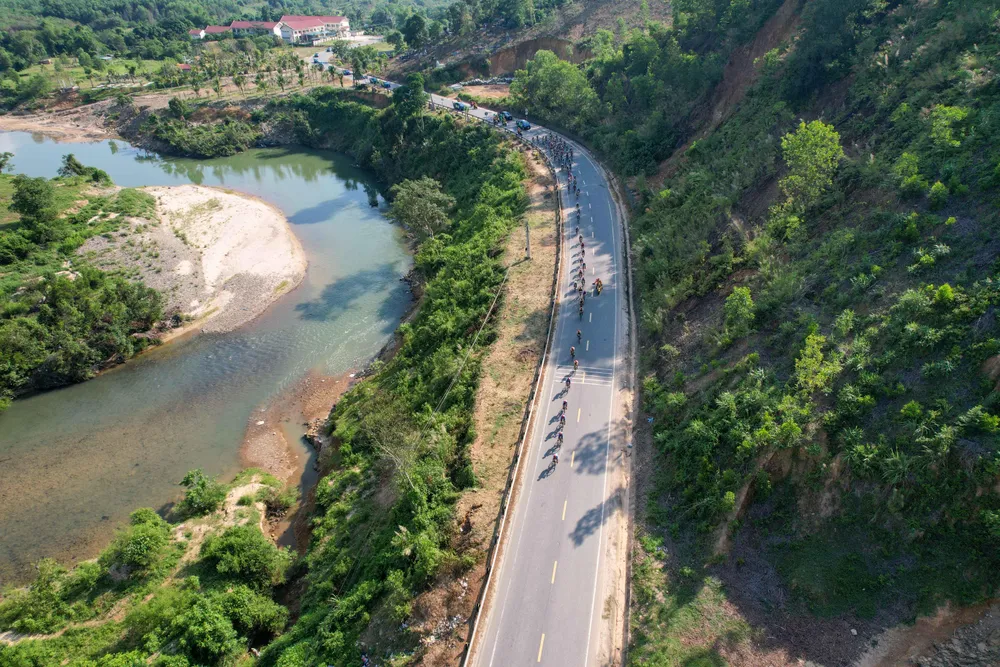Đoàn đông chạm ngõ chân đèo Khánh Lê. Đoàn đông chạm ngõ chân đèo Khánh Lê.