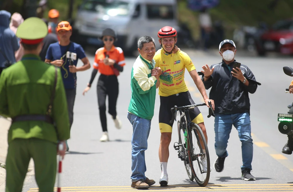 HLV Đỗ Thành Đạt siết chặt tay chúc mừng sứ mệnh của chiến binh người Nga Igro Frolov. ẢNH: PHẠM HUY