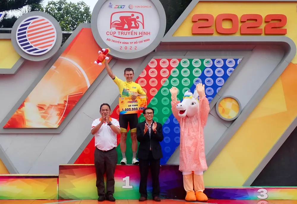 Tay đua Igor Frolov độc chiếm danh hiệu áo vàng sau 22 chặng. ẢNH: PHẠM HUY