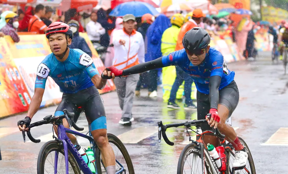 Nguyễn Văn Bình bắt tay chia vui cùng đàn anh Tấn Hoài sau vạch đích.