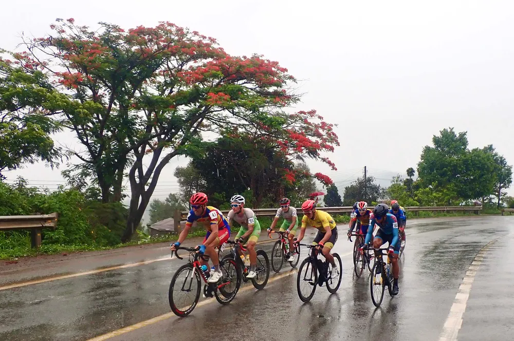 Các ngoại binh đeo bám nhau nửa bước không rời.