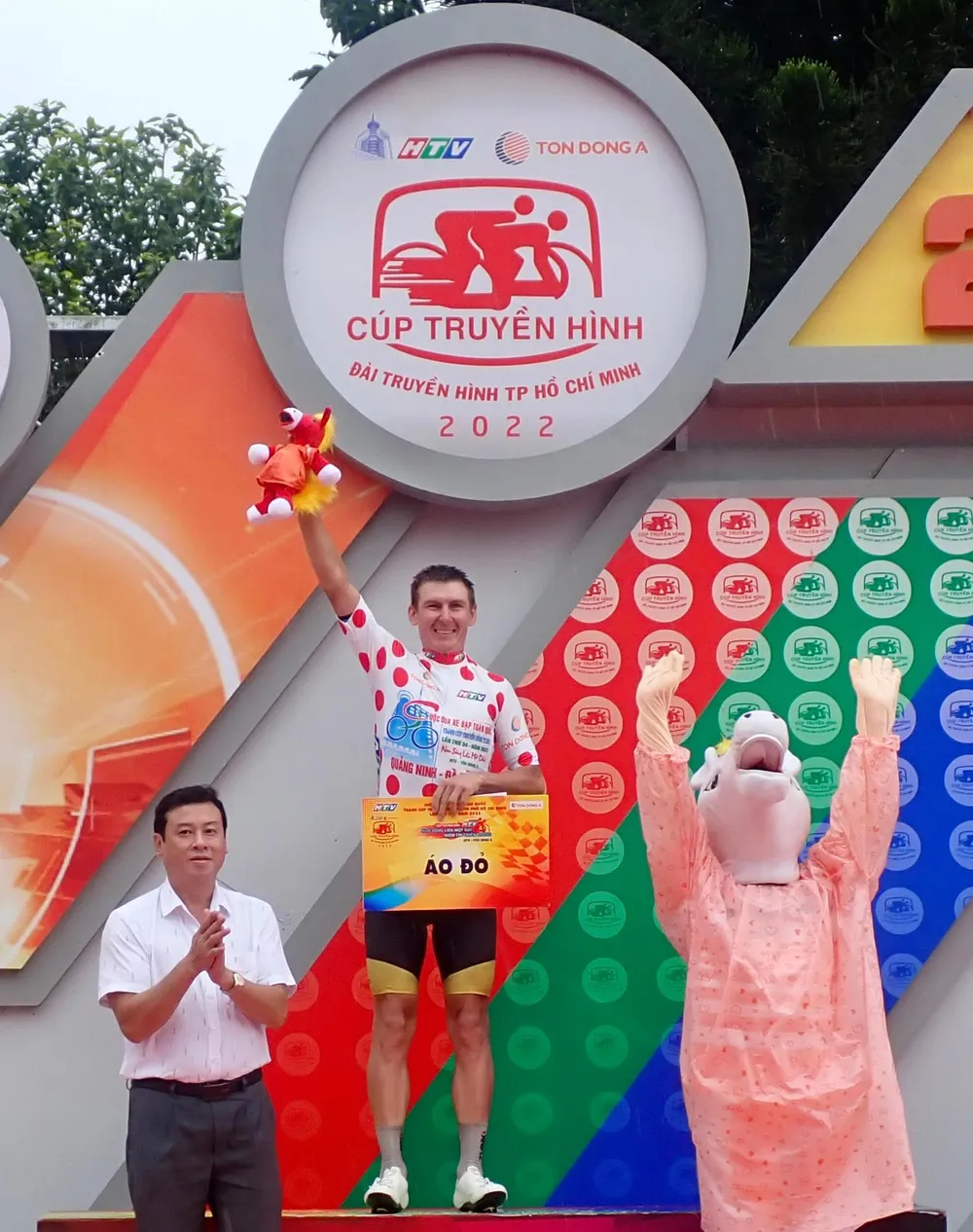 Igor Frolov giành áo chấm đỏ...