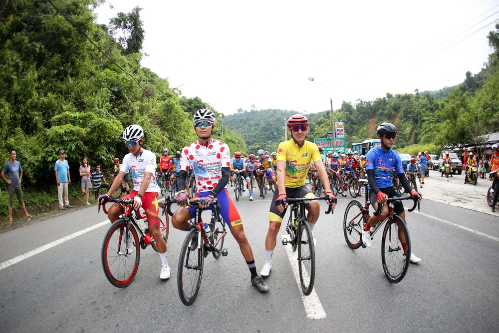 Các tay đua trước giờ xuất phát chặng 23. ẢNH: PHẠM HUY