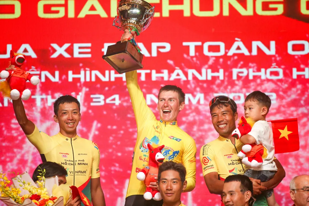 Igpor Frolov (giữa) nâng cúp vô địch, cùng danh hiệu áo vàng Cúp Truyền Hình thứ 7 trong sự nghiệp HLV Đỗ Thành Đạt. ẢNH: PHẠM HUY Igpor Frolov (giữa) nâng cúp vô địch, cùng danh hiệu áo vàng Cúp Truyền Hình thứ 7 trong sự nghiệp HLV Đỗ Thành Đạt. ẢNH: PHẠM HUY