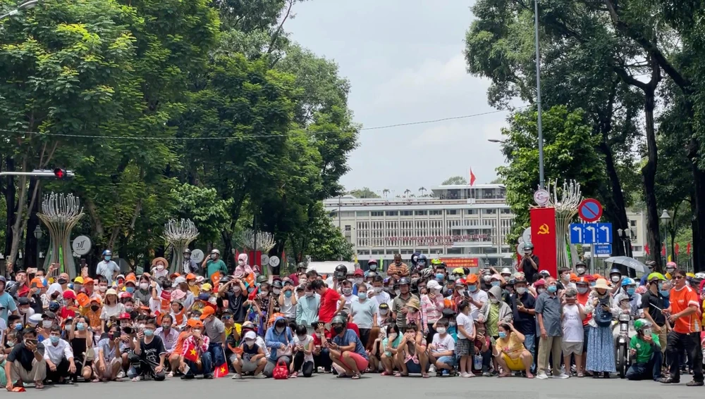 Cùng thời điểm, khán gải tại TP.HCM nô nức chờ đón đoàn đua.