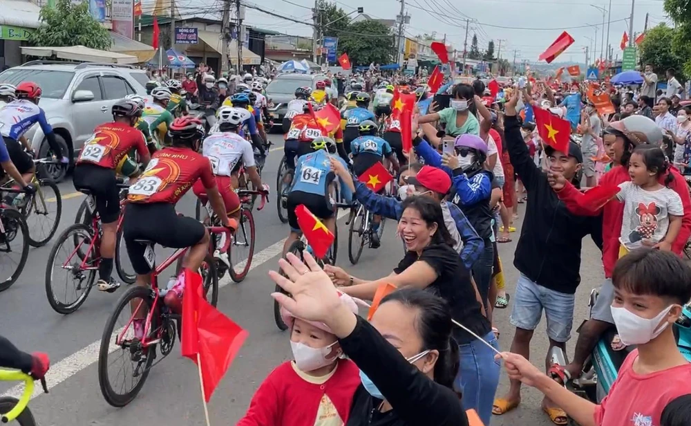 Khán giả hai bên đường hò reo, cỗ vũ rất nhiệt tình cho các tay đua.