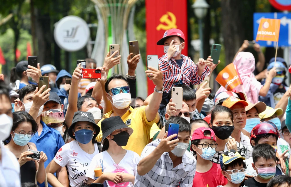 Người hâm mộ ghi hình lại khoảnh khắc tung nước rút của các tay đua tại vạch đích.