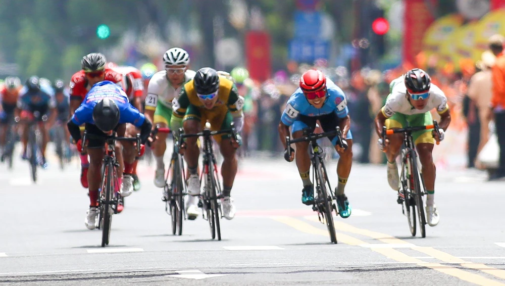 Nguyễn Tấn Hoài, Trần Tuấn Kiệt, Lê Nguyệt Minh và Quàng Văn Cường đồng loạt tăng tốc trước vạch đích.