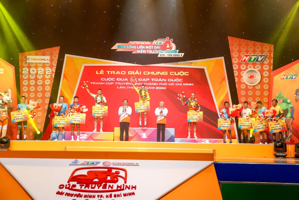 Tốp 10 tay đua đạt thứ hạng cao nhất Cúp Truyền Hình 2022. Từ trái qua Nguyễn Hoàng Sang, Konstantin Nekrasov, Nguyễn Quốc Bảo, Roman Maikin, Igor Frolov, Loic Desriac, Trần Lê Minh Tuấn, Lê Ngọc Sơn, Baasankhuu Myagmarsuren và Nguyễn Trường Tài.